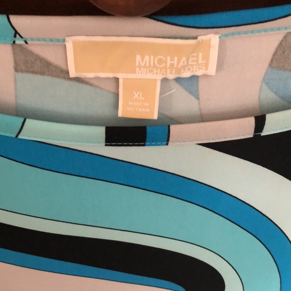 Form fitting fun dress - Picture 2 of 2